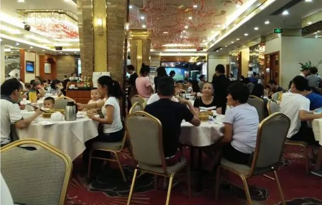 餐饮店写拒绝阴性进店就餐引热议/餐厅有拒绝接待客人的权利吗