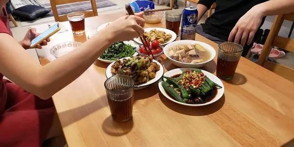 【两起家庭聚餐导致20人确诊,一家人聚餐致44人感染】