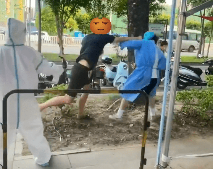 【男子78次核酸检测,男子核酸打护士】