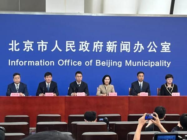 北京坚决遏制疫情扩散蔓延/北京坚决让疫情在可控范围内