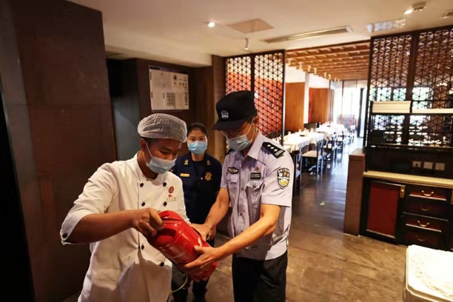 北京涉疫烤鸭店店主被立案侦查.北京烤鸭门店公告？